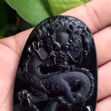 。♥️墨翠:霸气龙牌，完美无裂纹，细腻干净，黑度极黑，性价比高，纯手工打造，打灯透绿