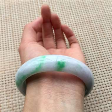 冰浅紫底阳绿正装手镯，口径：57.6*14.8*8.8，有棉线，不影响佩戴效果