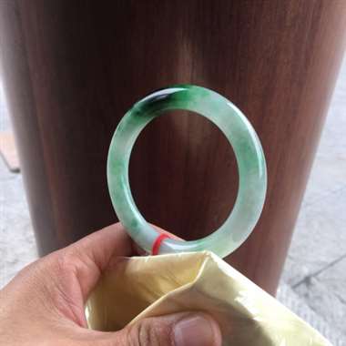 缅甸翡翠A货，正圈圆条手镯，色彩鲜艳，有轻微的棉线，不刮手，喜欢的赶紧下手吧。