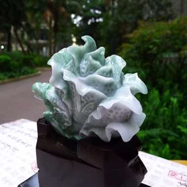 翡翠A货老坑水润飘阳绿精工招财进宝白菜摆件 约裸石尺寸： 110/140/50连底坐：220/180