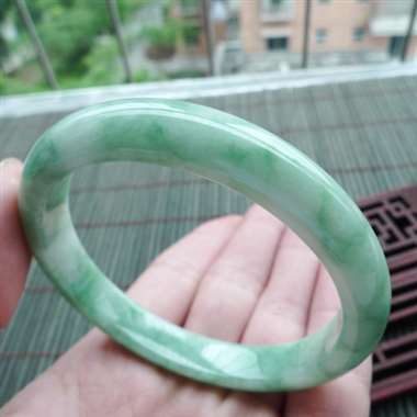111717A货翡翠完美好种飘绿贵妃手镯，质地细腻，飘绿清爽，色泽鲜艳，尺寸54.5-52.2-9.