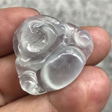 翡翠A货、完美无裂痕、价格的体现带少量天然白棉也不影响整体、高冰种白冰种、细腻底装起荧光。