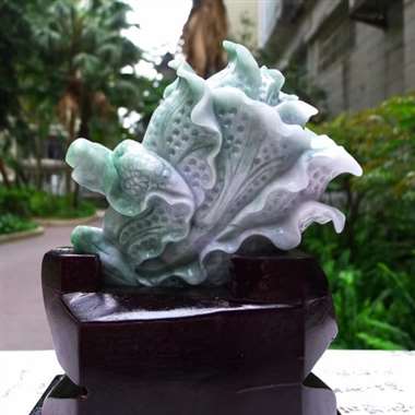 翡翠A货老坑水润飘阳绿精工招财进宝白菜摆件 约裸石尺寸： 110/140/50连底坐：220/180