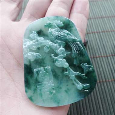111829完美好种飘花绿鸟语花香挂件cy，种水足，料子细腻，雕工精湛，佩戴漂亮，尺寸52.6-39