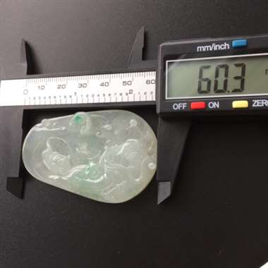 冰糯种飘绿观音挂件，底部有微纹，尾图可见。尺寸：60.3*38.7*7.1