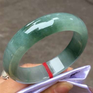 翡翠A货：冰种晴水油底飘花正圈手镯.料子细腻.干净.种老水头十足.版型宽厚.超美.完美无瑕.尺寸：5
