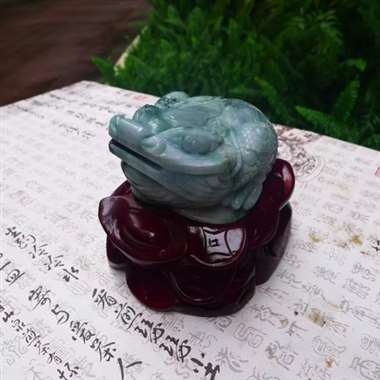 翡翠A货老坑水润飘花精工招财进宝金蟾摆件 终裸石尺寸：60/140/95 连底坐：130/160/1