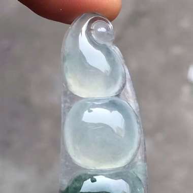 福利！冰种飘彩福豆：完美无裂纹，种老起胶，雕工精致，色泽漂亮，饱满，尺寸：43.1/16.3/6.6