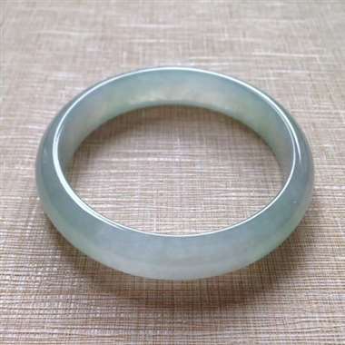 411-1-1正圈尺寸60.8×13.3×7.2mm。(大圈口)冰种平安镯,冰润光滑,底色中带点浅浅 411-1-1正圈尺寸60.8×13.3×7.2mm。(大圈口)冰种平安镯,冰润光滑,底色中带点浅浅