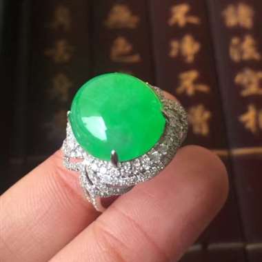 独家新款！实物更阳更美！重金大钻豪华镶嵌，冰种甜阳绿起光饱满起胶感，木那料子金丝种特质。完美无裂纹，