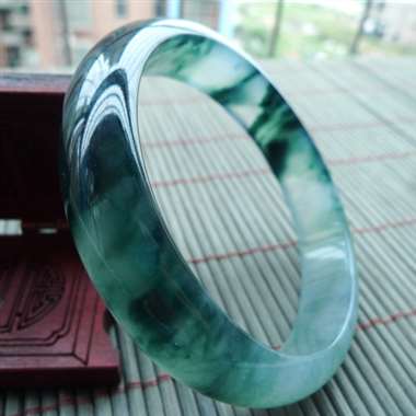 111324完美无纹裂 老种冰润细腻飘蓝花宽边正装手镯，料老种好，飘花均匀，老种，水头足，条形大方，