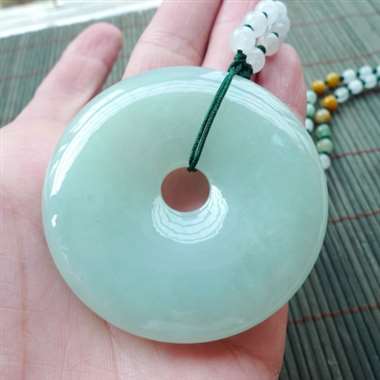 111610完美无纹裂水润满色果绿大件平安扣，种水好，满色，大件饱满，玉质细腻，尺寸55.2*8.8