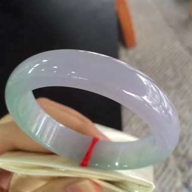 正装春彩冰镯，种老水足，细腻迷人，完美