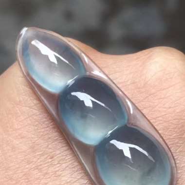 高冰种蓝底福豆，尺寸：35.5*12.2*5.8mm，完美起光，种特老，带蓝底，饱满。H12