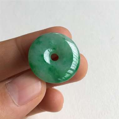 阳绿 平安扣 整体阳绿底 飘阳绿 质地细腻 水润 种好色美 佩戴漂亮 无纹裂 尺寸 23x4.2 毫