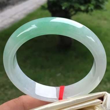 正圈，飘绿，尺寸57.3-13.5-8.0，水润细腻，颜色亮丽，完美