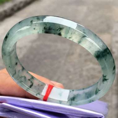 贵妃，冰种飘花，尺寸55.8-11.6-7.0，冰润通透，种老起光，飘花灵动飘逸，完美