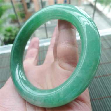 111813 A货翡翠完美无纹裂水润满绿胖圆条手镯#cy，圈口55mm，种老水头足，冰润通透，颜色特