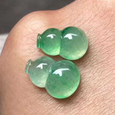 甜绿葫芦，尺寸：11.3*8*4.5mm,10.6*7.1*4.3mm，种水一流，色泽甜美，饱满。H