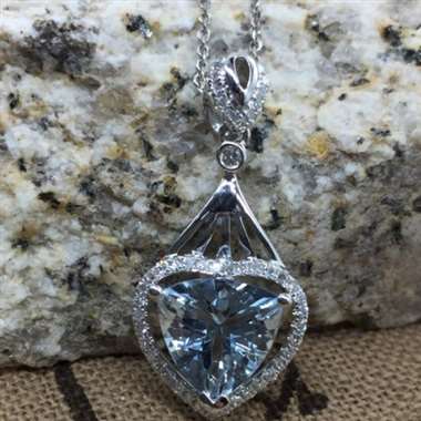 ❤️❤️18k海蓝宝吊坠❤️❤️，主石2.05ct，配钻0.24ct，总重2.51g，女神节送礼最佳