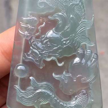 高冰带底色龙牌:完美无裂纹,种老起胶,雕工精致,色泽漂亮,饱满,尺寸:55.6/39/5.7 ,tm 高冰带底色龙牌:完美无裂纹,种老起胶,雕工精致,色泽漂亮,饱满,尺寸:55.6/39/5.7 ,tm