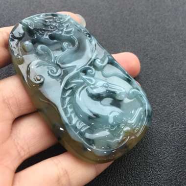 冰种飘花完美龙马精神挂件 尺寸：72.2-46.7-6.3
