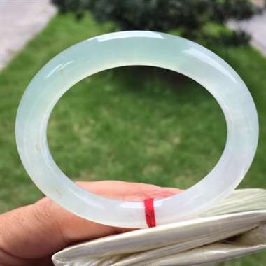 冰种翠色圆条，尺寸55.3-9.4-9.1，水润冰透，种老水头足，完美