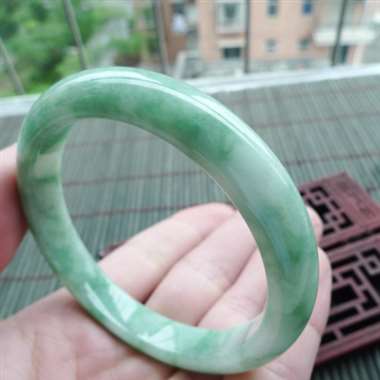 111717A货翡翠完美好种飘绿贵妃手镯，质地细腻，飘绿清爽，色泽鲜艳，尺寸54.5-52.2-9.