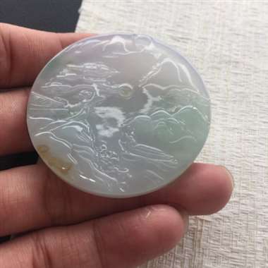 糯种山水，雕工精湛，画面美观。