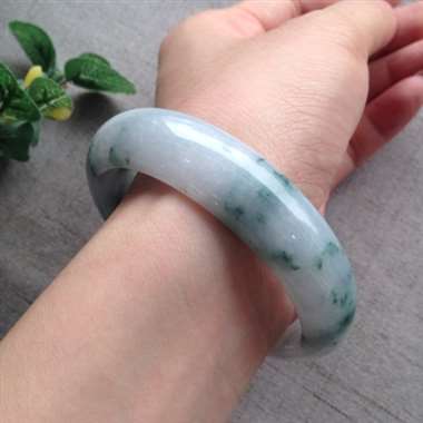 冰糯完美飘花手镯,性价比极高!清雅脱俗,气质非凡! 冰糯完美飘花手镯,性价比极高!清雅脱俗,气质非凡!