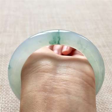 高冰起胶飘花圆条手镯，规格：58*11.8*11.1，老坑料，种水足，胶感强，底子细腻润泽！