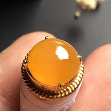 4-12,冰黄戒面,底托为铜,色泽艳丽,肉质细腻,种好水润,品相完美,镶嵌后价值倍增,尺寸12×5m 4-12,冰黄戒面,底托为铜,色泽艳丽,肉质细腻,种好水润,品相完美,镶嵌后价值倍增,尺寸12×5m