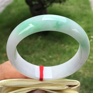 正圈,淡紫底飘绿,尺寸54.5-15.9-7.2,水润细腻,颜色亮丽,底子干净清爽,完美 正圈,淡紫底飘绿,尺寸54.5-15.9-7.2,水润细腻,颜色亮丽,底子干净清爽,完美