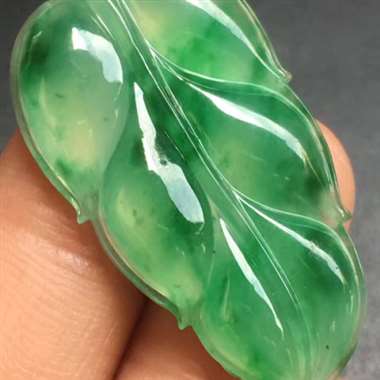 冰种飘花叶子，尺寸:33*18.2*3.9mm，完美，种水佳，水润通透，飘绿花漂亮，胶感十足，完美。