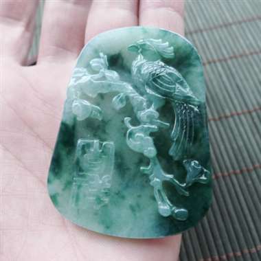 111829完美好种飘花绿鸟语花香挂件cy，种水足，料子细腻，雕工精湛，佩戴漂亮，尺寸52.6-39