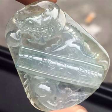 福利！黄翠特色龙牌：完美无裂纹，种老起胶，种雕工精致，色泽漂亮，饱满，尺寸：34.4/28.4/6.