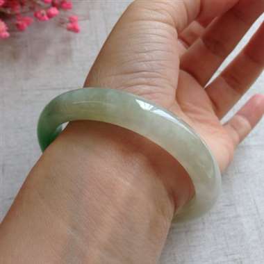 冰润阳绿正装手镯，有晶体纹有微抠，上手相当吸晴，淡淡的的黄底，更是淡雅