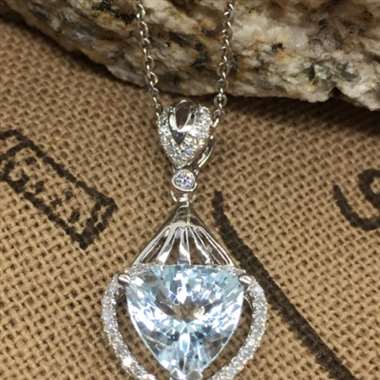❤️❤️18k海蓝宝吊坠❤️❤️，主石2.05ct，配钻0.24ct，总重2.51g，女神节送礼最佳