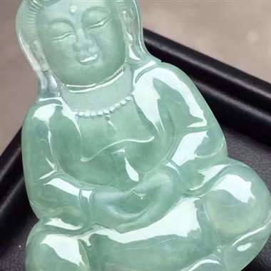福利！苹果绿观音：有裂纹，种水好，玉质细腻，雕工精致，色泽漂亮，饱满，无孔。尺寸：52.2/36.2