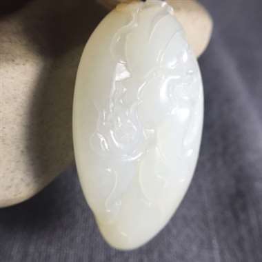 38克独籽料，白度一级，质地细腻，背后满皮 苏工，大师级，工艺绝佳，精细