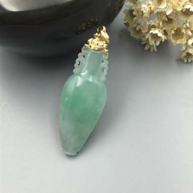 翡翠芙蓉种镶金吊坠玉净瓶是神话故事中的法器，观音手执玉净瓶，内储甘露水。“瓶”