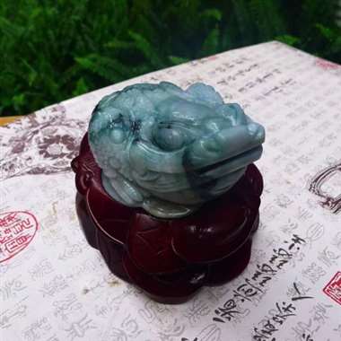 翡翠A货老坑水润飘花精工招财进宝金蟾摆件 终裸石尺寸：60/140/95 连底坐：130/160/1