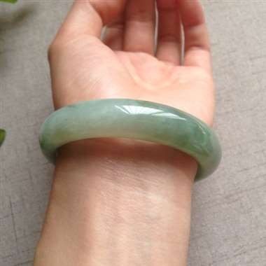 冰飘花正装手镯，有小晶体，不影响佩戴效果！