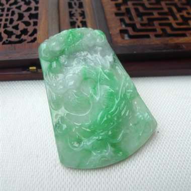 翡翠A货精工阳绿霸气龙牌玉佩 老坑料，料子细腻，雕工上承。佩戴漂亮大气。规格：61*40*6.2mm