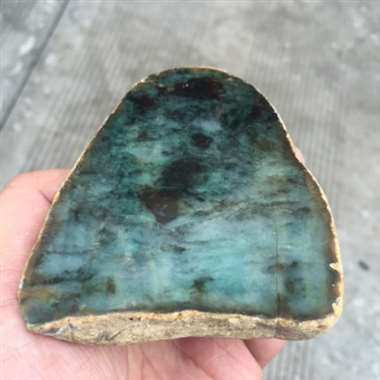 R559 331克达摩砍片料，种水超赞，糯冰飘花，可以赌一个大牌子，也可做成摆件，尺寸：100*7