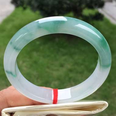 正圈,糯冰种飘绿,尺寸56.0-11.3-7.7,冰润细腻,种老水头足,完美 正圈,糯冰种飘绿,尺寸56.0-11.3-7.7,冰润细腻,种老水头足,完美
