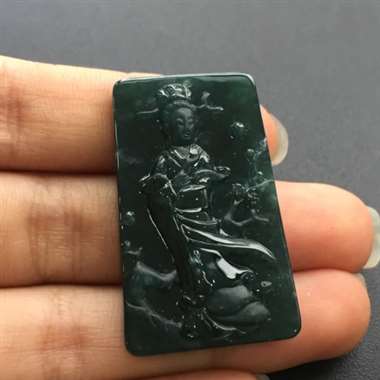 冰种墨翠踏雪寻梅，完美无纹裂，打灯通透，纯手工打造，线条流畅柔美。尺寸：36.0-21.7-7.0
