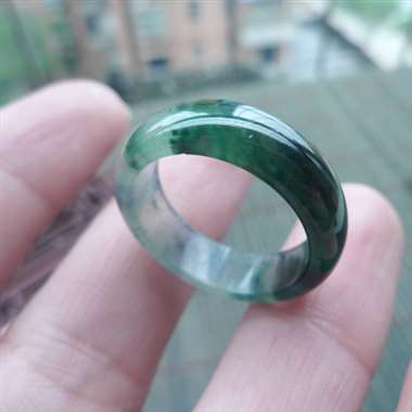 111503A货翡翠完美无纹裂飘绿戒指 ，圈口18mm，玉质细腻，颜色靓丽，种水好，佩戴效果迷人，尺