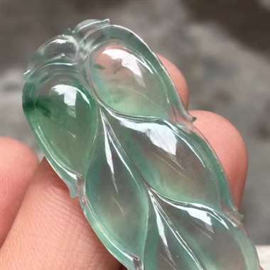 高冰飘色叶子，尺寸：39*17*4.6mm，种老水足，水润飘色，水润通透，品相佳，完美起光。H12