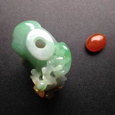 巧雕黄加绿鼻烟壶 尺寸50-36-21毫米